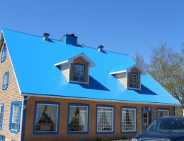 Nouveau toit de tôle vissée avec deux lucarnes Nouveau toit de tôle vissée avec deux lucarnes